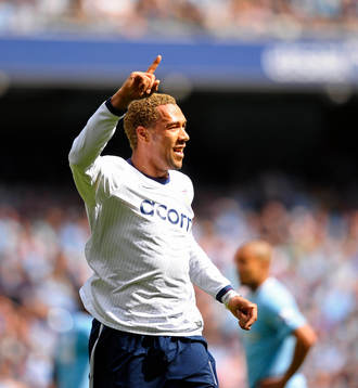  John Carew, glädje, jubel efter första målet för Aston Villa.
