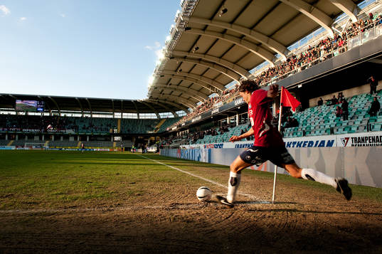  Gamla Ullevi, gräsmatta, dålig plan. Pavel Zavadil, Örgryte, inspark.