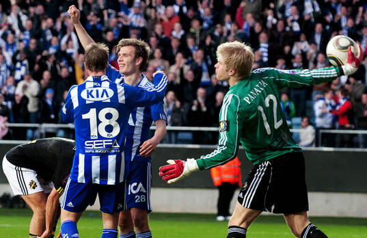  Theodor Bjarnason jubel efter att ha gjort 4-0. Pär Ericsson gratulerar. Tomi Maanoja, målvakt AIK