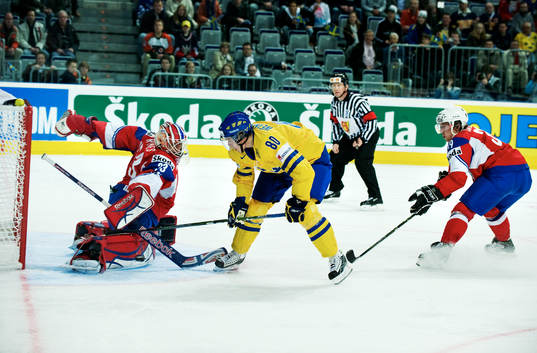 Mattias Weinhandl, Sverige, utmanar Pal Grotnes, målvakt,