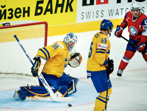 Jonas Gustavsson, målvakt, Sverige, räddar ett skott