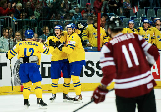 Oliver Ekman Larsson, Sverige, gratuleras till sitt 2-1-mål