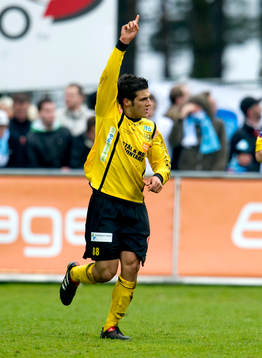  Mostapha El Kabir, Mjällby gjorde både 1-0 och 2-0. Jubel med publiken.