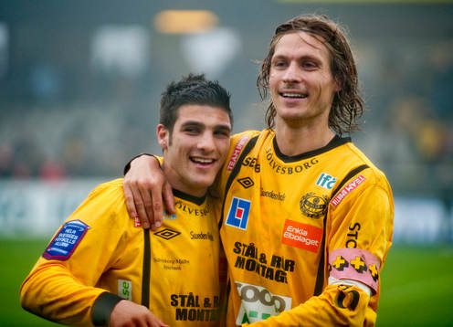  Tvåmålsskytten Mostapha El Kabir, Mjällby jubel med Tobias Grahn efter matchen.