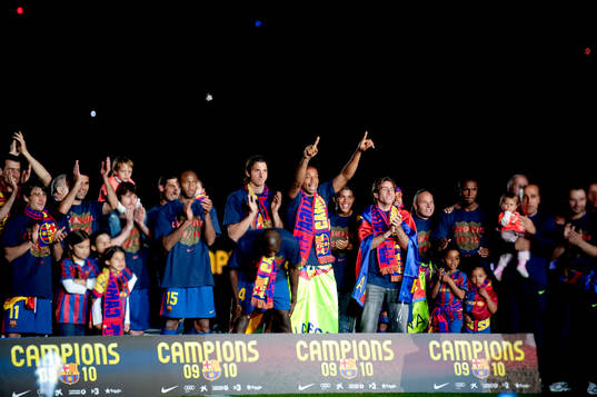 Fotboll, Spansk Liga, La Liga, Barcelona, ligaguld, FC Barcelona firar liguldet 2009/2010, jubel, Thierry Henry. Lionel Messi, Bojan Krkic,   