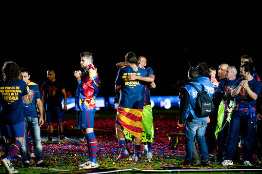 Fotboll, Spansk Liga, La Liga, Barcelona, ligaguld, FC Barcelona firar liguldet 2009/2010, jubel, Zlatan Ibrahimovic kramar Thierry Henry.