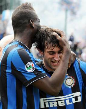  Diego MILITO, Inter, klappas om.