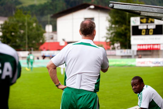 Lars Lagerbäck, förbundskapten Nigeria med taktiklappen i