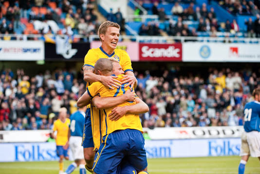  Ola Toivonen, Sverige jubel efter 1-0 tillsammans med Pontus Wernblom, och Emir Bajrami, 