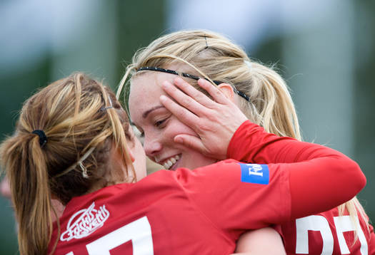  2-1 frispark Gudny Björk Odinsdottir, får grattiskram av Erla Arnardottir