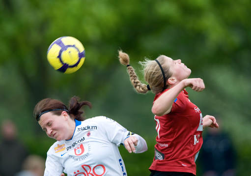 Katrin Omarsdotytir får knuffen som gav frisparken som gav