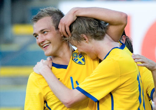  2-0, Rasmus Jönsson, som grattas av klubbkompisen Joel Ekstrand. Jubel, glädje.
