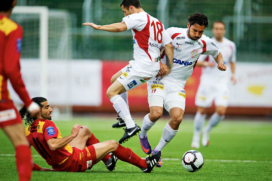 Abgar Barsom, Syrianska, försöker att stoppa Eddie Moussa