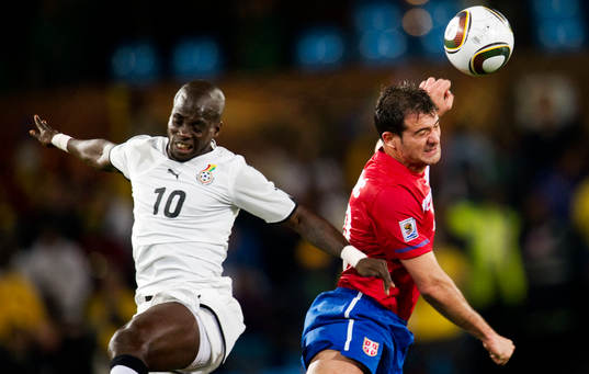  Stephen Appiah, Ghana, Dejan Stankovic, Serbien.