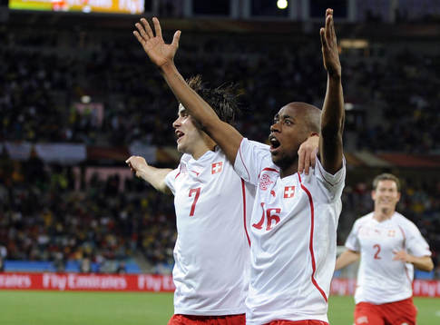  Gelson Fernandes och Tranquillo Barnetta, glädje och jubel över 0-1 till Schweiz
