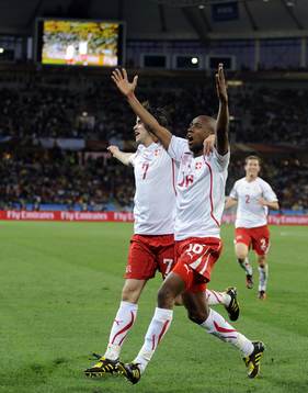  Gelson Fernandes och Tranquillo Barnetta, glädje och jubel över 0-1 till Schweiz
