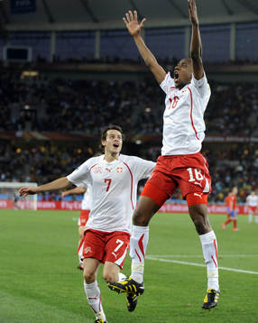  Gelson Fernandes och Tranquillo Barnetta, glädje och jubel över 0-1 till Schweiz

