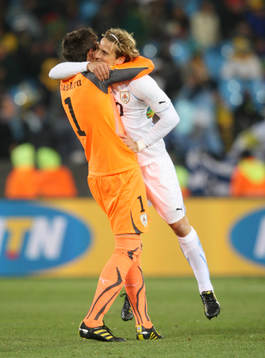  Fernando Muslera, målvakt, Uruguay jubel med Diego Forlan efter segern.
