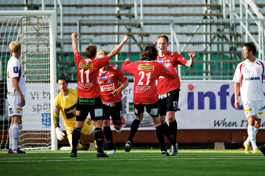 Morten Nielsen, Landskrona, gratuleras till sitt 1-1-mål