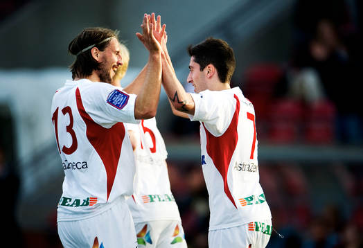  Gustav Segerström och Nahir Besara, Assyriska, jubel efter 4-1-målet.