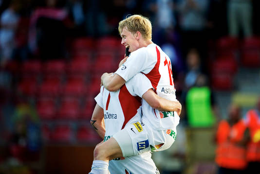  Mikael Thorstensson kramar om Nahir Besara, Assyriska, efter dennes 4-1-mål. Jubel, glädje.