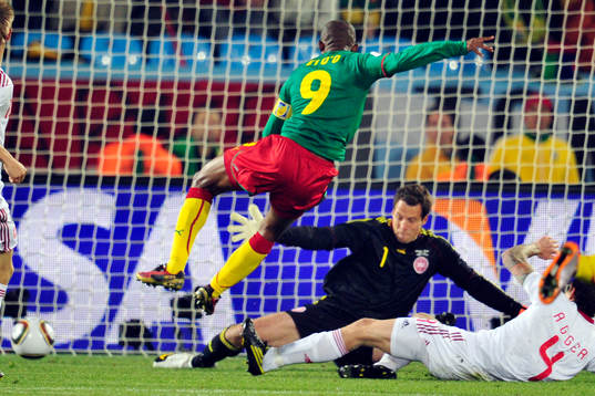 Samuel Etoó, Kamerun gör 0-1 bakom Thomas Sörensen,