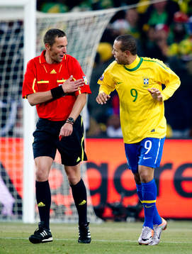  Domare frågar Luis Fabiano, Brasilien om han tog med handen.