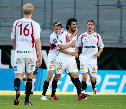  Ceyhun Eris, Assyriska, jubel eftert att ha gjort 1-1