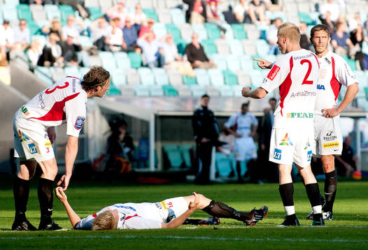 Mikael Thorstensson, Assyriska, får en smäll av Ken