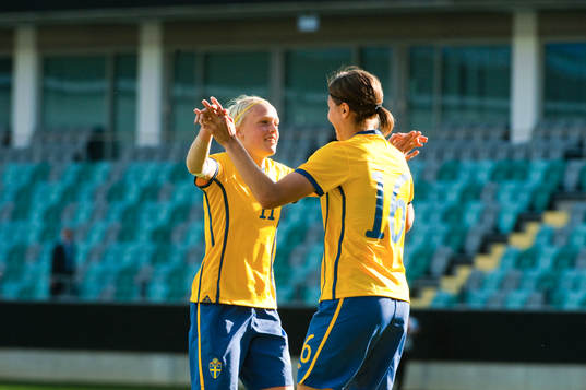  Linnea Liljegärd och Linda Forsberg jubel.
