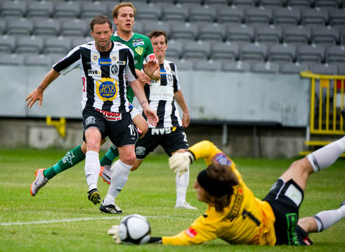 Patrik Redo, Jönköping skjuter mot Peter Karlsson,