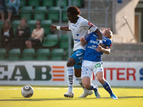  Russell Mwafulirwa, Norrköping mot Ari Skulason, Sundsvall