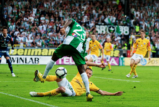 Maic Sema, Hammarby, stoppas av Tibor Joza, Falkenberg