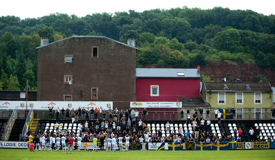  Spelarna tackar supportrarna efter matchen