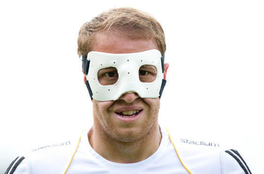 Kenny Pavey, AIK, testar skydd för bruten näsa