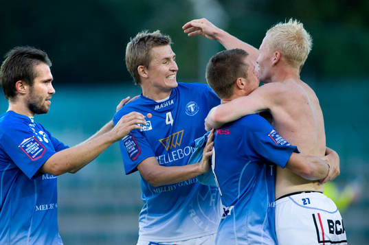  Mattias Adelstam, Trelleborg, grattas av Tuomo Turunen, Peter Abelsson och Dennis Melander. Glädje, jubel.