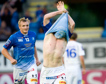  Mattias Adelstam, sliter av sig tröjan, Fredrik Jensen tittar på. Glädje, jubel.