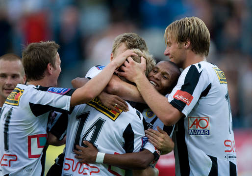  2-0, Thomas Raun (14), som grattas av Surprise, Bradley Ralani och Linus Malmkvist med flera