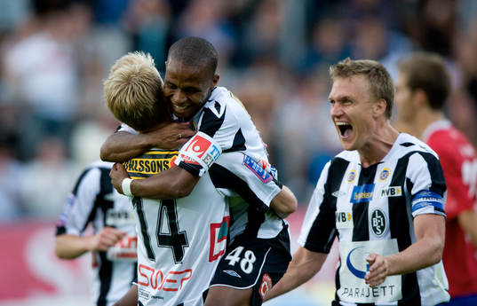  2-0, Thomas Raun, som grattas av Surprise, Bradley Ralani och Linus Malmkvist. Jubel, glädje.