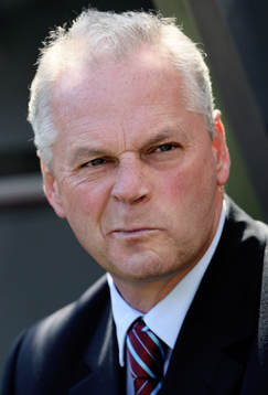  En sammanbiten Kevin MacDonald, inhoppande tränare, Aston Villa.
