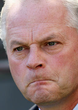  En sammanbiten Kevin MacDonald, inhoppande tränare, Aston Villa.