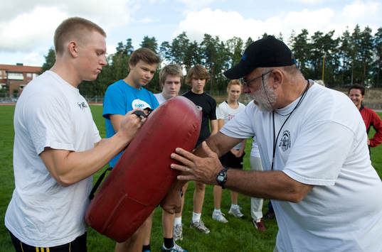 Jorge Contreras instruerar Marcus Peterson och de andra