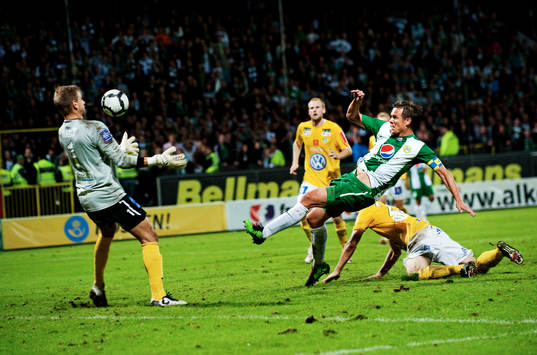 Filip Bergman, Hammarby, gör 1-1 bakom Alexander Nadj,