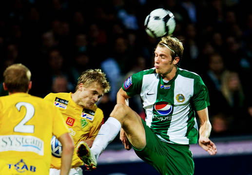  Petter Lennartsson, Jönköping, krockar med Tobias Holmqvist, Hammarby.