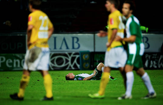  David Johansson, Hammarby, ligger utslagen efter matchen.