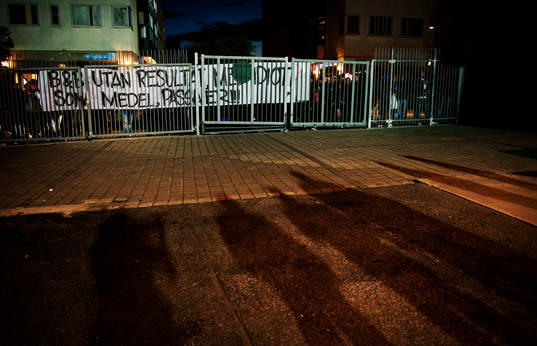 Hammarby-fans står utanför grindarna och protesterar med