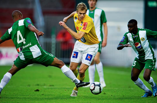  Petter Lennartsson, Jönköping, tar sig förbi Christian Traore och Maic Sema, Hammarby.