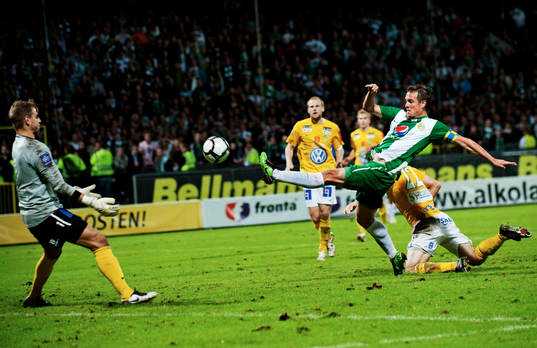  Filip Bergman, Hammarby, gör 1-1 bakom Alexander Nadj, målvakt, Jönköping.