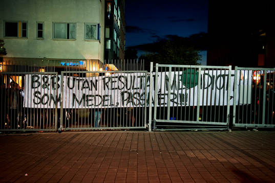 Hammarby-fans står utanför grindarna och protesterar med