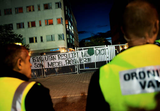 Hammarby-fans står utanför grindarna och protesterar med
